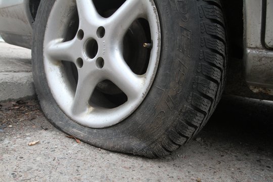 Panevėžyje subadytos septynių automobilių padangos