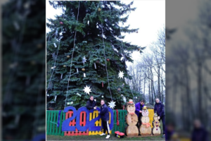 Pasvalio r. eglutė privertė kaip reikiant paplušėti – tokios aukštos dar neteko matyti