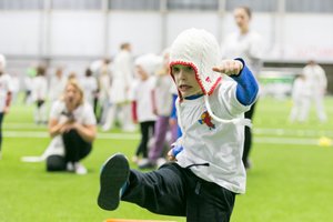 Futbolas įpūtė Kalėdinės dvasios – šimtai vaikų aktyviai pradėjo šventinį laikotarpį