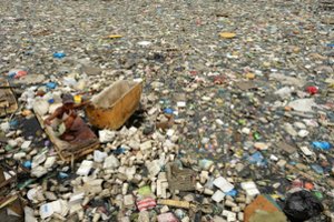 Išrinkta UNICEF metų nuotrauka, kurioje – plastiko šiukšlėse plaukiojantys vaikai
