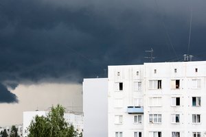 Dėl audrų Latvijoje ir Estijoje be elektros liko dešimtys tūkstančių namų