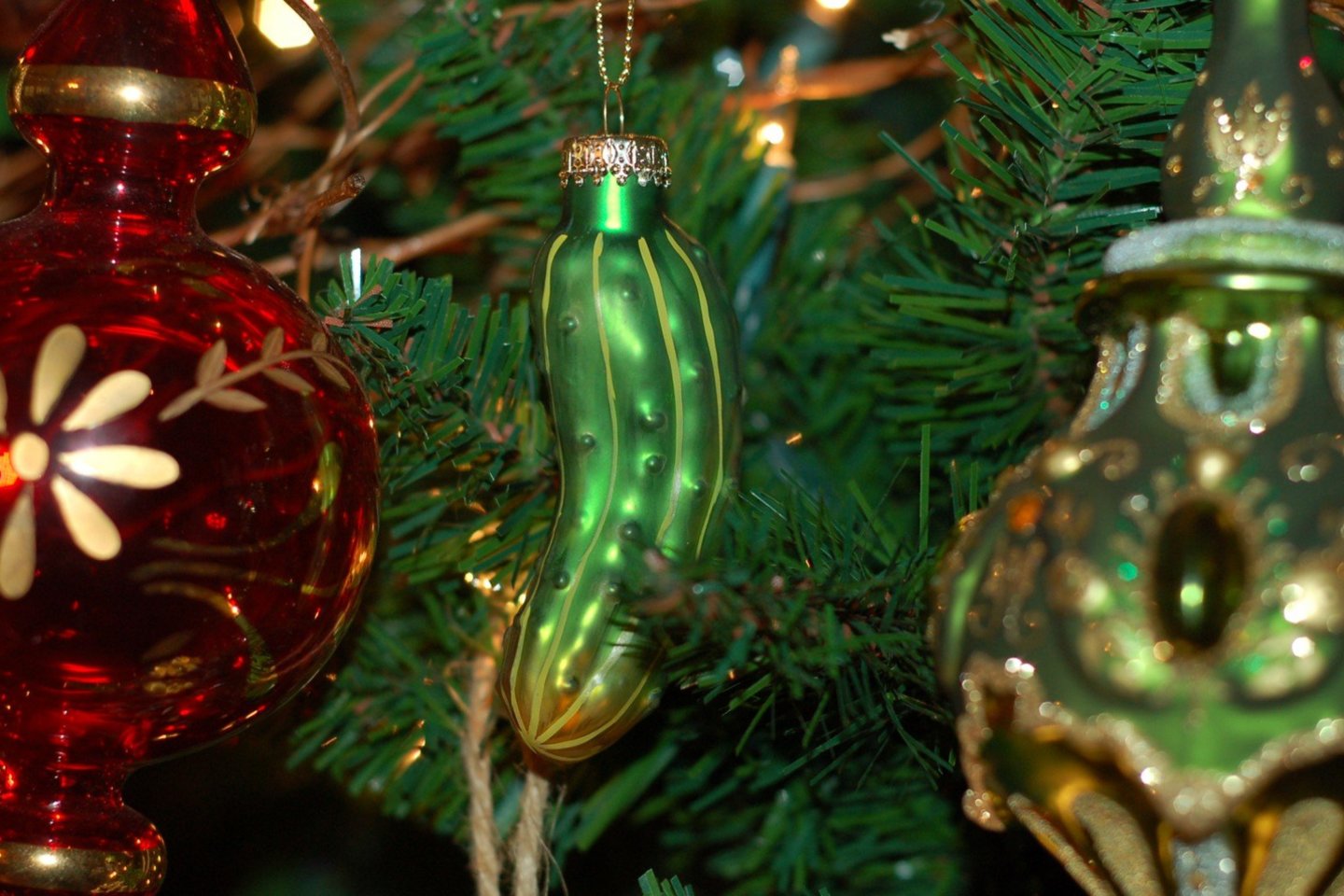  Lankydamiesi parduotuvėse tikriausiai pastebėjote agurkėlio formos kalėdinius papuošimus.