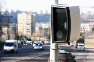 Kitąmet Lietuvos keliuose bus įrengta 70 momentinio greičio matuoklių