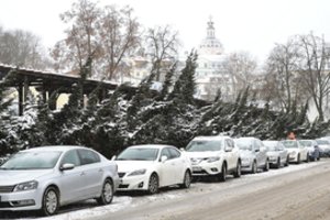 Automobilių stovėjimo aikštelėse tykantys pavojai per dovanų pirkimo įkarštį