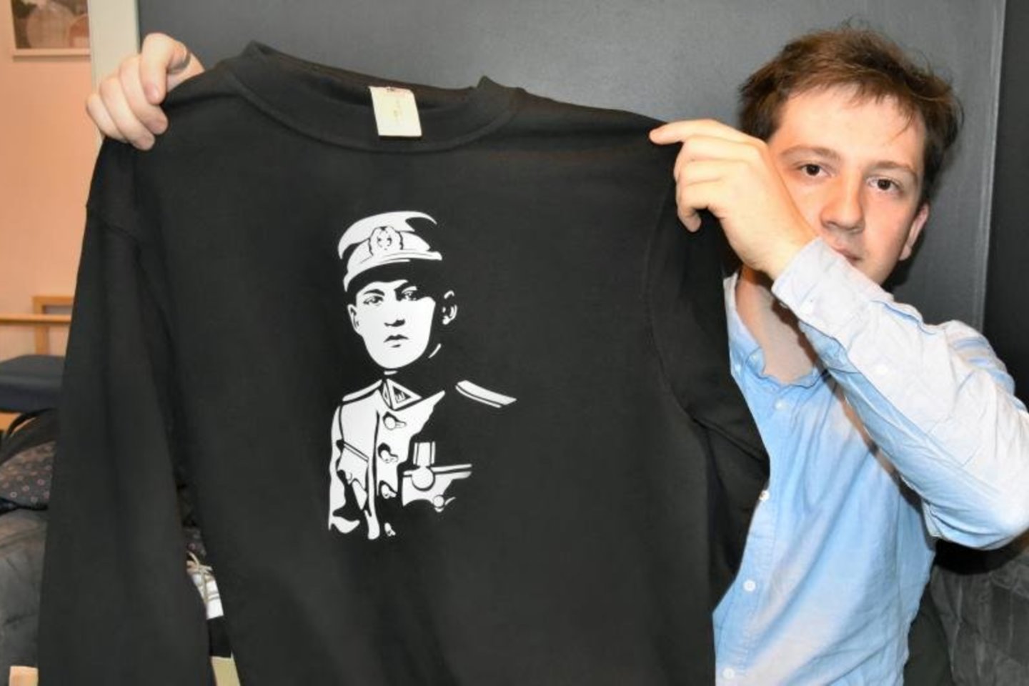  J. Moc­kū­nas ro­do marš­ki­nė­lius, ant ku­rių – par­ti­za­nų va­do Jo­no Že­mai­čio-Vy­tau­to po­rtre­tas<br> R.Laurinaitienės nuotr.
