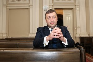 Liudytoja teisme aiškino, kad per mėnesį pamiršo jai rašytas A. Guogos žinutes