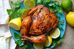 Su citrina ir česnakais kepta višta: paprasta gudrybė, dėl kurios ji bus itin sultinga 