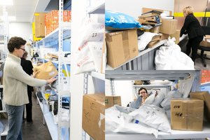 Prieškalėdinis lrytas.lt eksperimentas: pusdienis triūso pašte ir trys maišai smalsumo