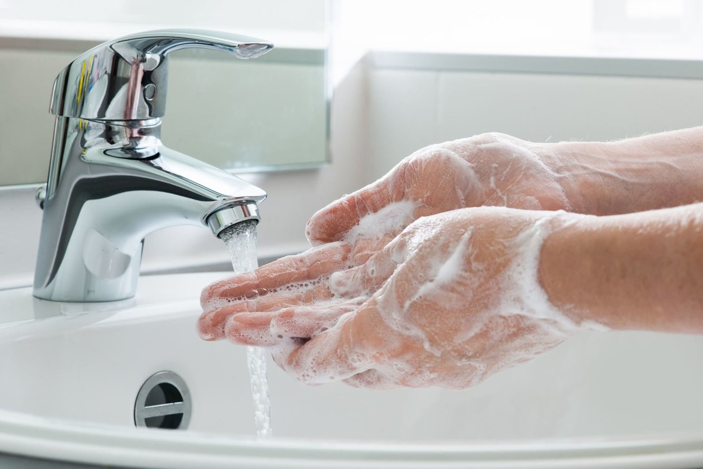 Reguliarus rankų plovimas apsaugo nuo ligų.<br>123rf nuotr.