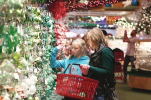 Dovanų pirkimo būdai pakeitė pasaulį – kai kurie mūsų įpročiai gali sukelti katastrofą