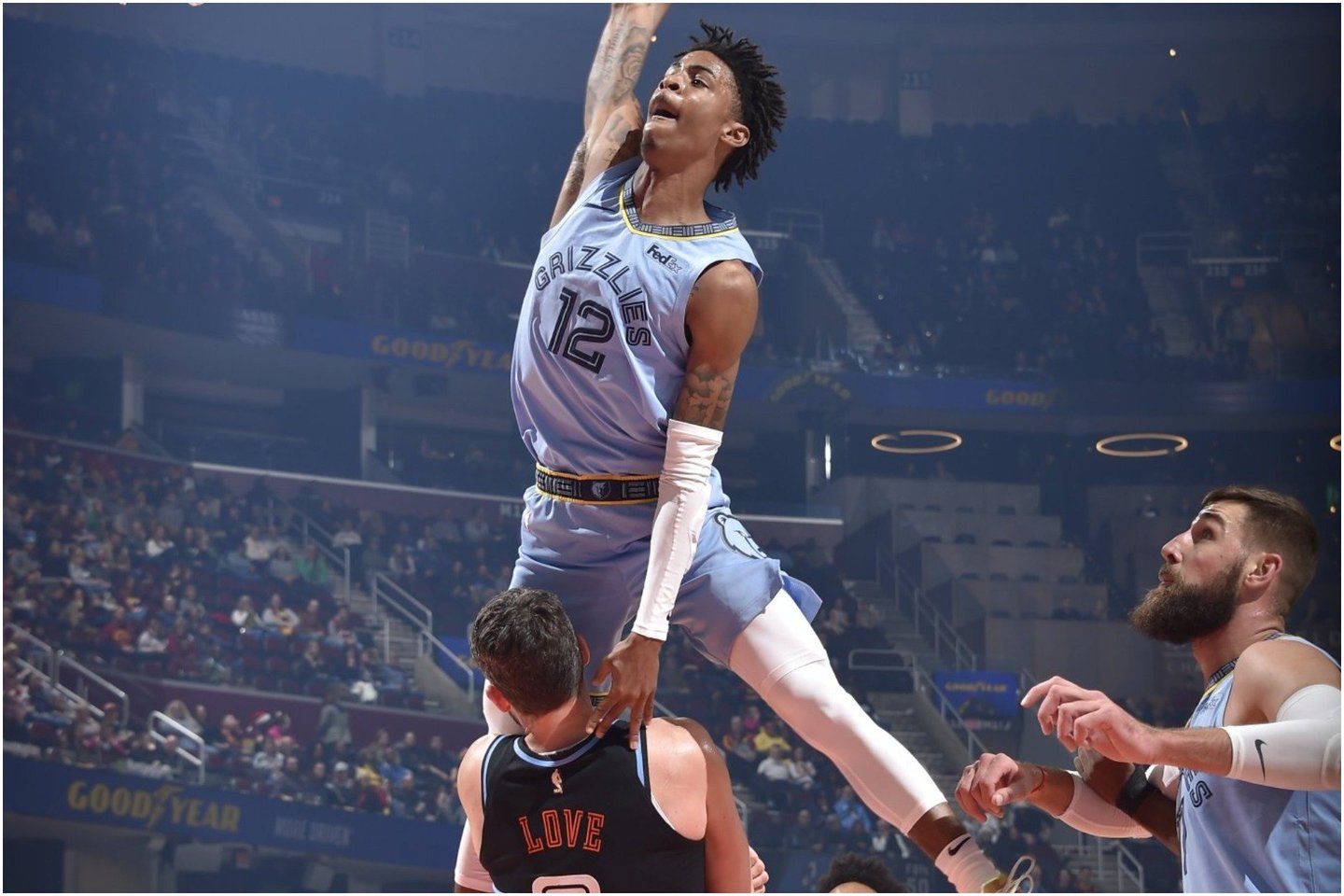 Jonas Valančiūnas stebi komandos draugo metimą.<br> Twitter nuotr.