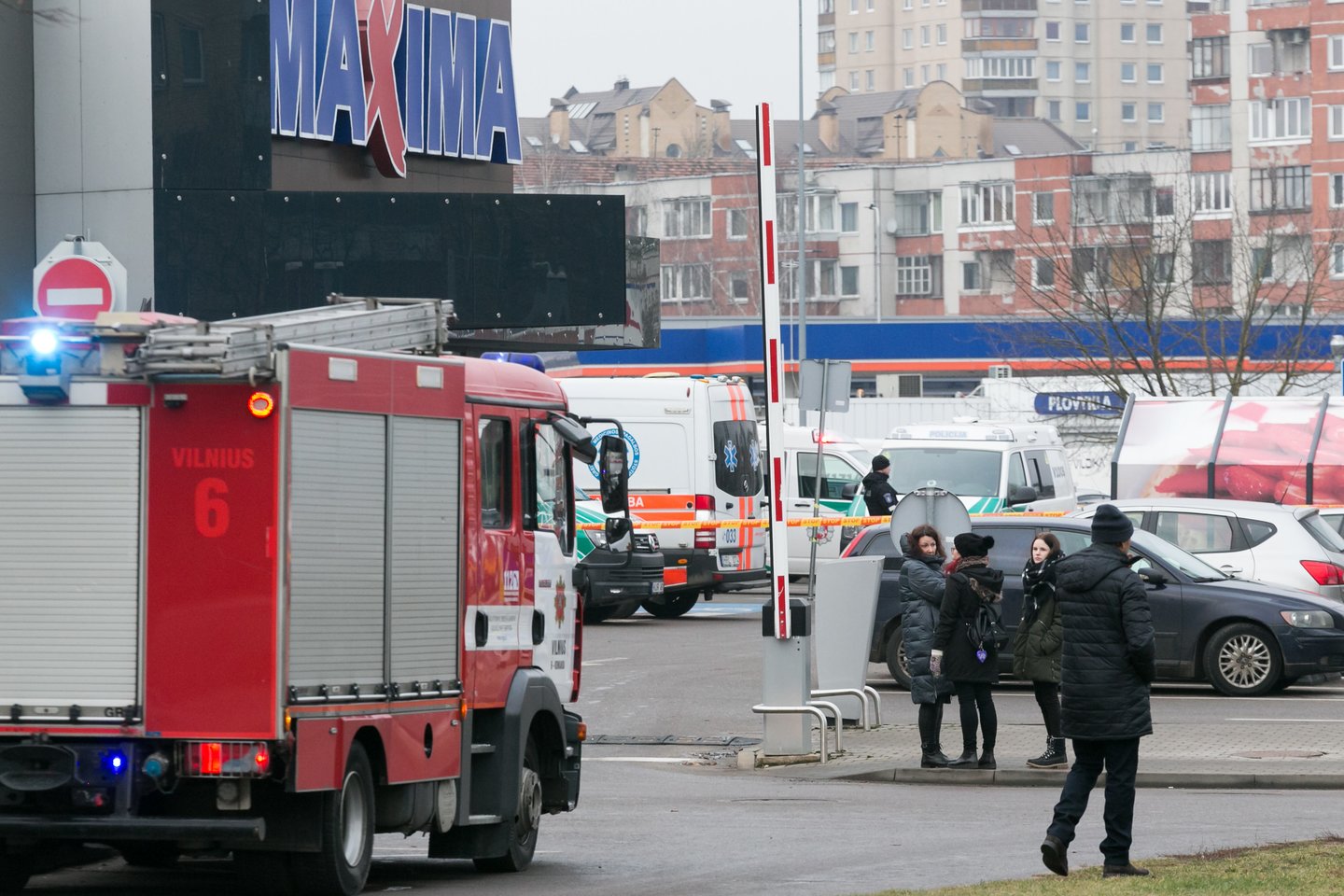 Vilniuje evakuojama „Maxima“.<br>T.Bauro nuotr.