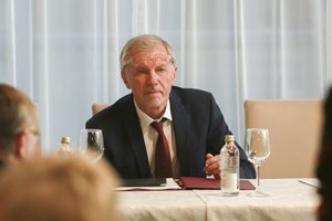 Per žinias pamatė, ką su šampanu išdarinėja seimūnai: „Kraupu“