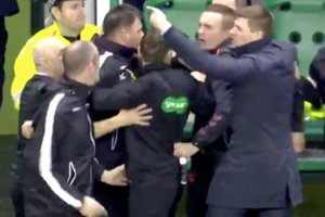 V. Slivkos akivaizdoje legendinio S. Gerrardo ir „Hibernian“ trenerių štabo narių susistumdymas