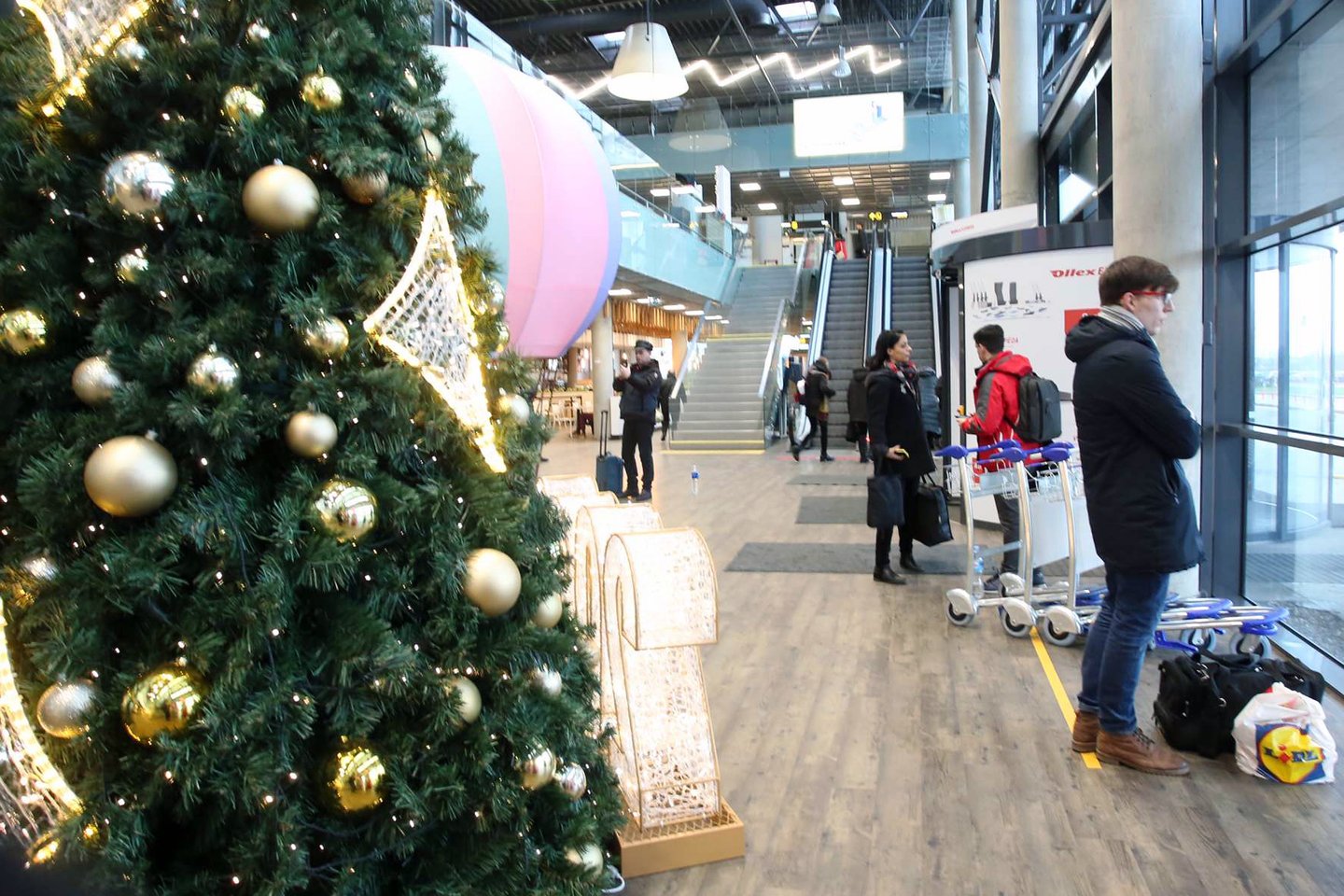 Šeštadienį ryte Kauno oro uoste nestigo glėbesčiavimųsi, bučinių ir džiaugsmo ašarų. Iš Londono gimtinėje sutikti artėjančių švenčių parskridę Didžiojoje Britanijoje gyvenantys ir dirbantys lietuviai<br> M.Patašiaus nuotr.