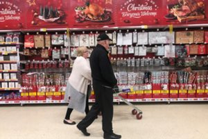 „Tesco“ sustabdė kalėdinių atvirukų gamybą Kinijoje, kai ant atviruko buvo aptiktas pagalbos prašymas