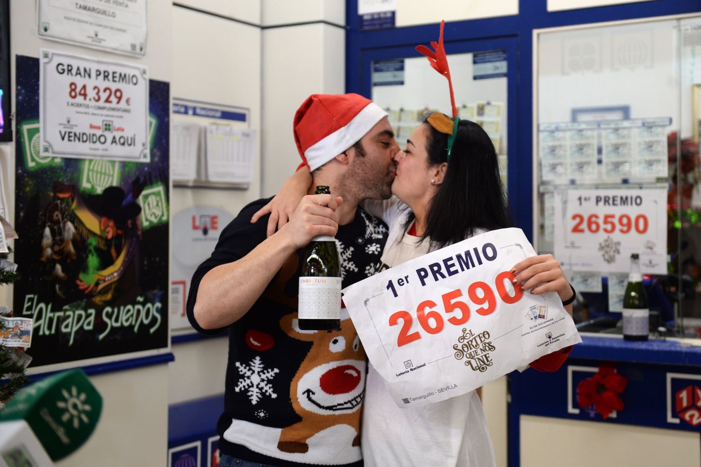  Ispanijos loterijos bilieto, kurio numeris 26590, turėtojai sekmadienio rytą galėjo džiūgauti: šis bilietas didžiulėje kalėdinėje loterijoje laimėjo pagrindinį prizą – 400 tūkst. eurų.<br> AFP/Scanpix nuotr.