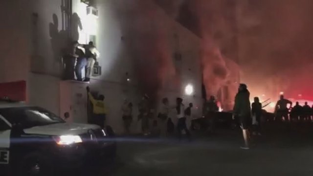 Gaisras daugiabutyje: žmonės gelbėjosi šokdami pro langus