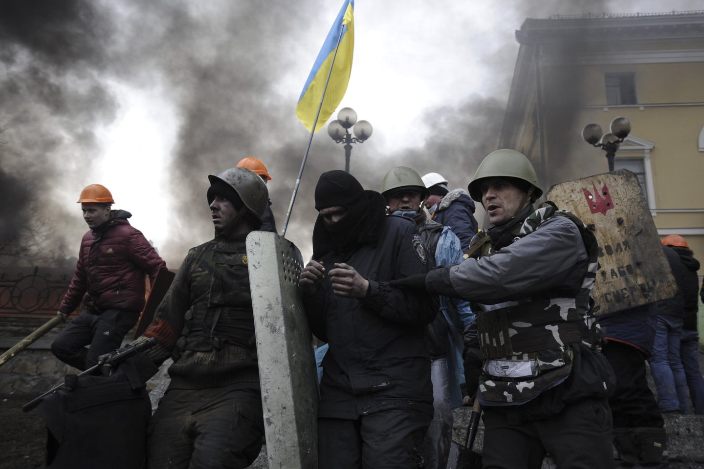  2014 m. Kijeve kilo proeuropietiška revoliucija, kuri pareikalavo mažiausiai 82 žmonių gyvybių. Buvo nuverstas prezidentas Viktoras Janukovyčius, tačiau Rusija aneksavo Krymą, o prorusiški separatistai pradėjo karinį konflikt Donbaso regione, kuris nėra išsprestas dar ir šiandien.<br>Reuters/Scanpix nuotr.