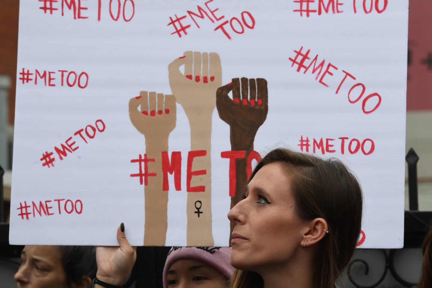 2017 m. kilo „MeToo“ judėjimas prieš seksualinį priekabiavimą.<br> AFP/Scanpix nuotr.
