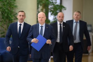 Tarpušvenčiu atostogaus penki ministrai 