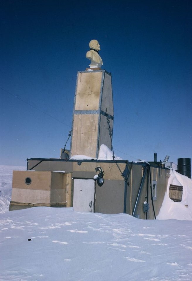  Vienišiausiu pasaulio Leninu vadinamas biustas stovi Antarktidoje.<br> Norwegian Polar Institute nuotr.