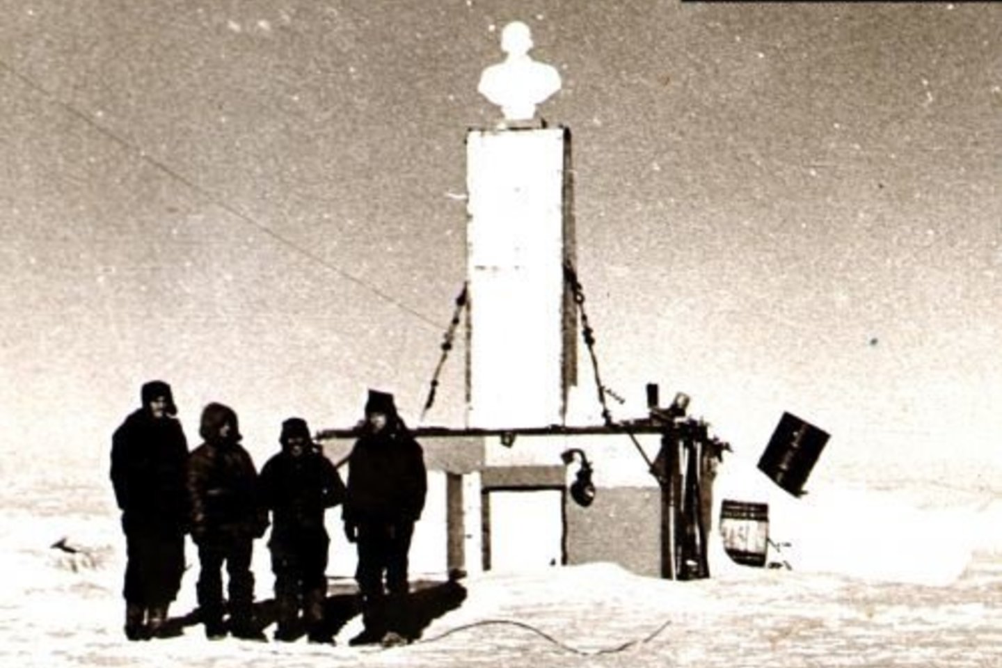  Vienišiausiu pasaulio Leninu vadinamas biustas stovi Antarktidoje.<br> Vorkutos muziejaus nuotr.