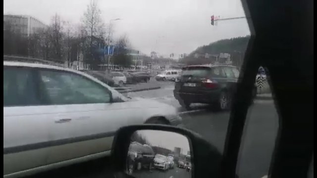 Žiūrovė užfiksavo avariją judrioje Vilniaus gatvėje: susidarė didžiulė spūstis