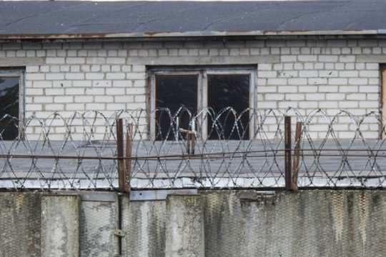 Pravieniškėse pareigūną iš pasalų užpuolė du kaliniai