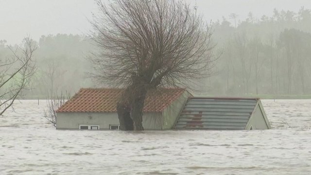 Galingos audros talžo Europą: užfiksuotas 200 km per valandą vėjo greitis