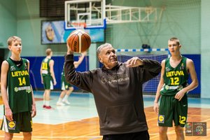 Merginos ir vaikinai patirties sėmėsi iš būrio krepšinio trenerių