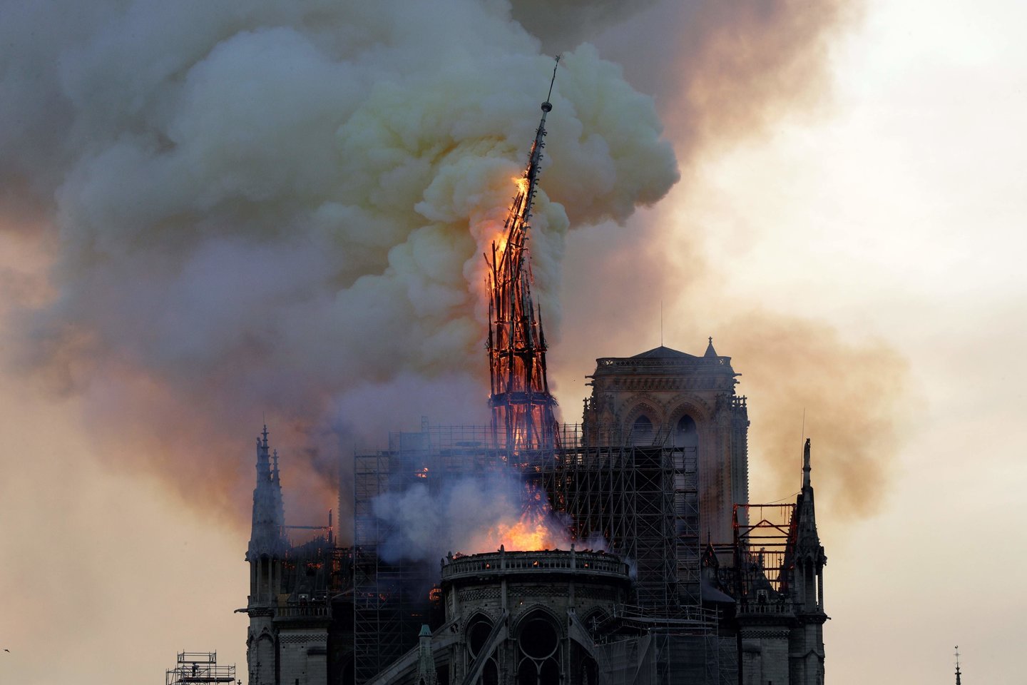  2019 m. kilo gaisras 850 metų senumo Paryžiaus Dievo Motinos katedroje. <br> AFP/Scanpix nuotr.