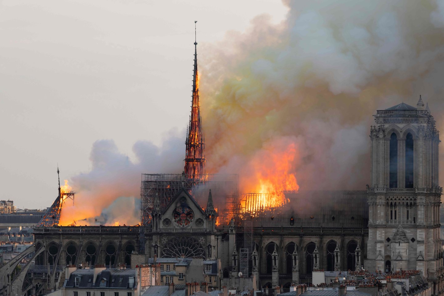  2019 m. kilo gaisras 850 metų senumo Paryžiaus Dievo Motinos katedroje. <br> AFP/Scanpix nuotr.