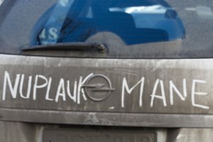 Įspėja purvinų automobilių savininkus: gali tekti mokėti baudą