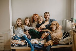 Prajuokino šeimininkę: prie vieno sostinės skvero išvydęs didžiulį piešinį šuo pasielgė netikėtai