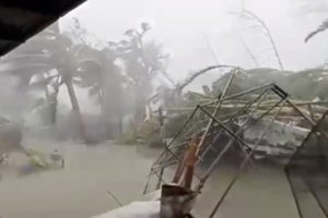 Artėjanti atogrąžų audra sujaukė tūkstančių filipiniečių Kalėdų planus