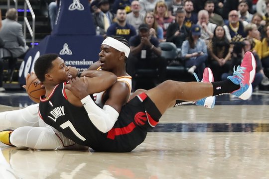 NBA lygoje – spyris į veidą komandos draugui