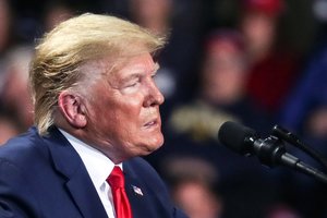 JAV Atstovų Rūmų ir Senato lyderiai nesutaria dėl D. Trumpo teismo