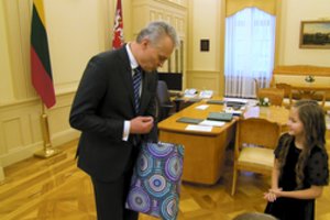 Prie simbolinio Kūčių stalo sėdęs G. Nausėda prisiminė mirusios mamos patarimą