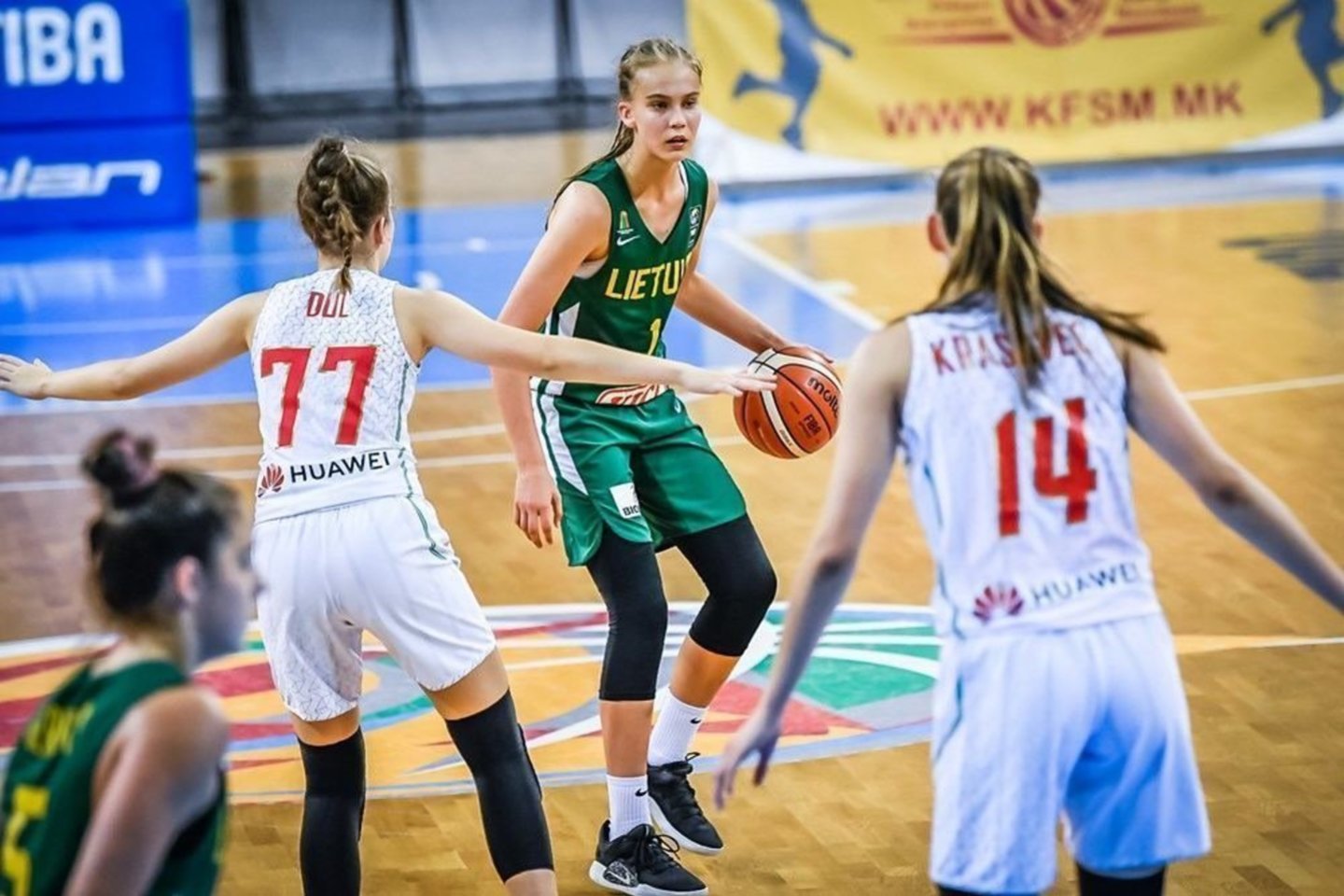 Justė Jocytė ir toliau stebina visus savo sugebėjimais.<br>FIBA com.