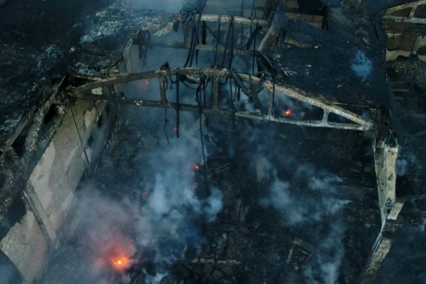 Spalį Alytaus padangų perdirbimo įmonėje „Ekologistika“ kilo gaisras.<br>Alytaus mero N.Cesiulio nuotr.