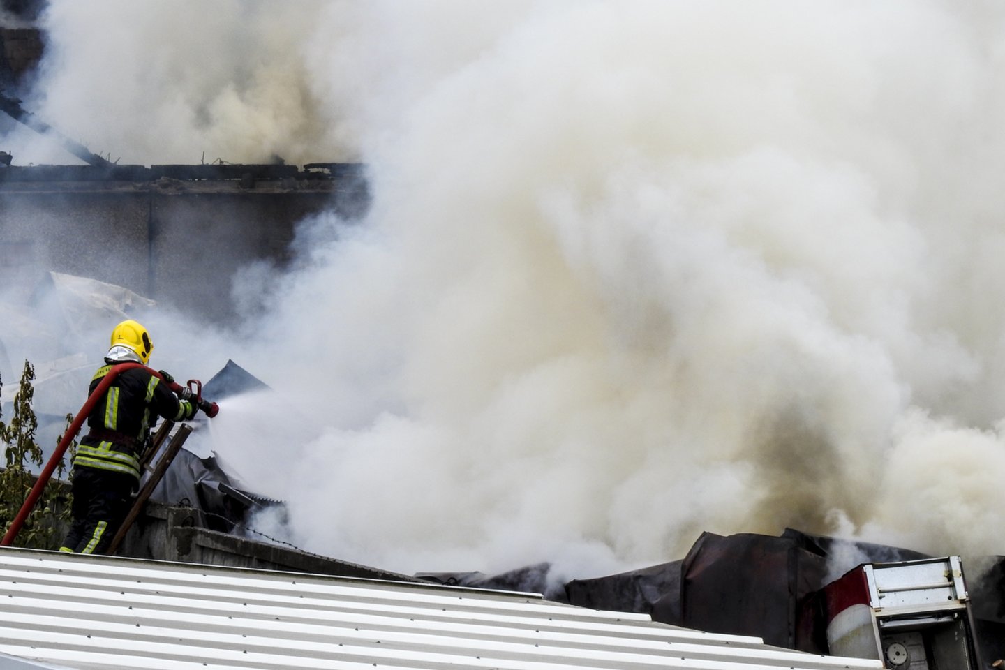 Spalį Alytaus padangų perdirbimo įmonėje „Ekologistika“ kilo gaisras.<br>V.Ščiavinsko nuotr.