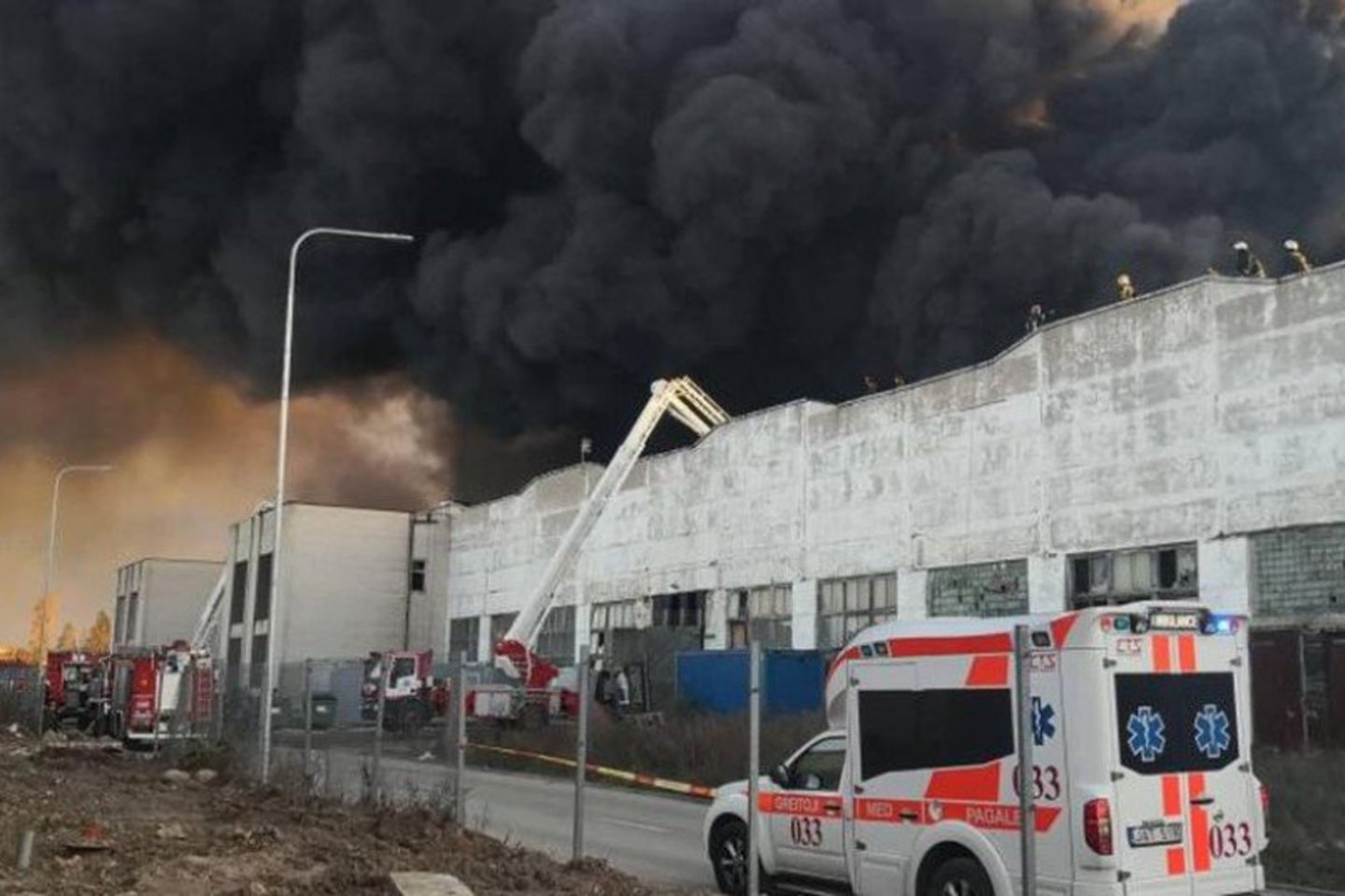 Spalį Alytaus padangų perdirbimo įmonėje „Ekologistika“ kilo gaisras.<br>Aplinkos ministerijos nuotr.