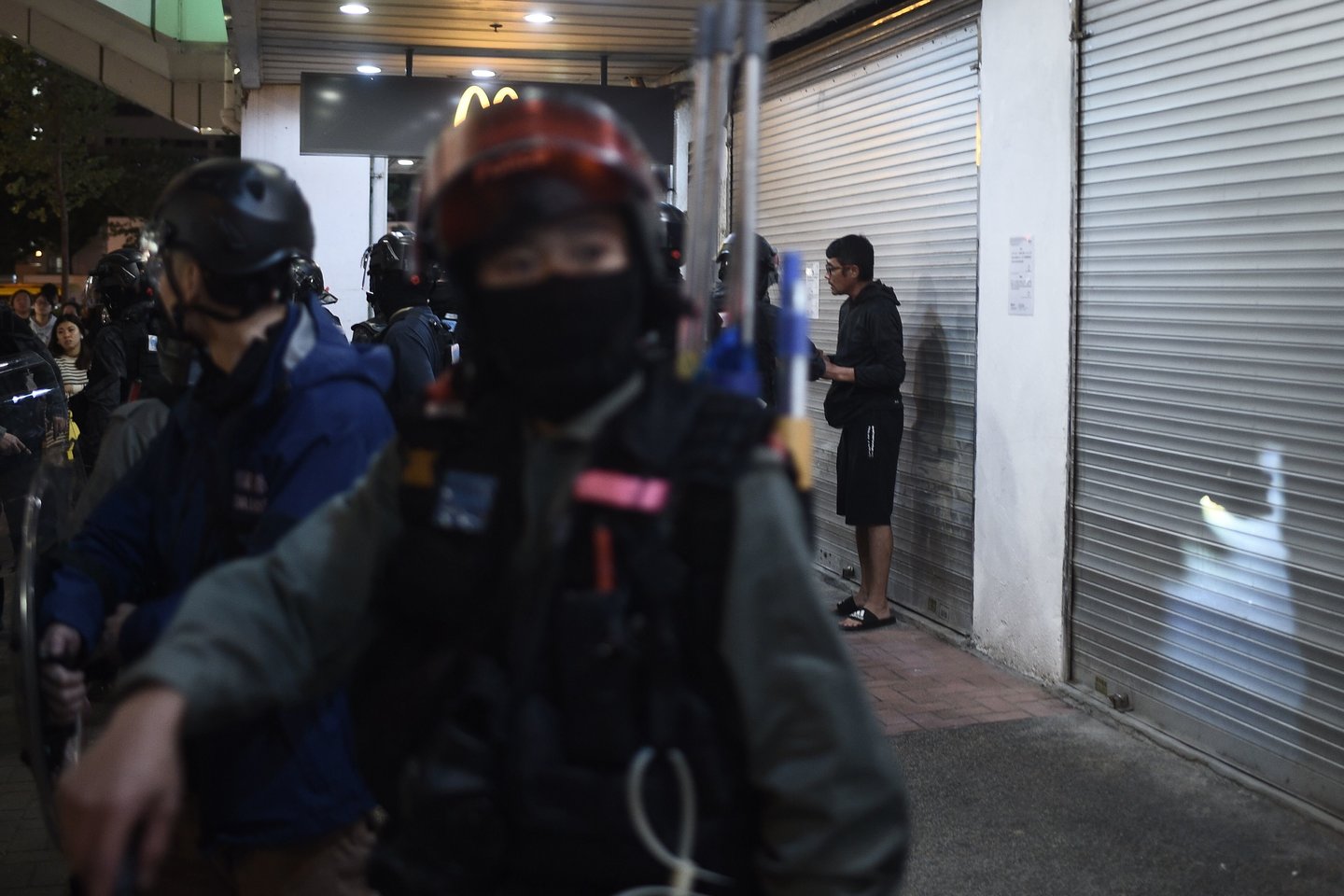  ​Honkonge ketvirtadienį, trečią kalėdinio laikotarpio dieną, tęsiantis politiniams neramumams, policininkai ir demokratijos reikalaujantys aktyvistai susirėmė parduotuvių centruose.<br>AFP/Scanpix nuotr.