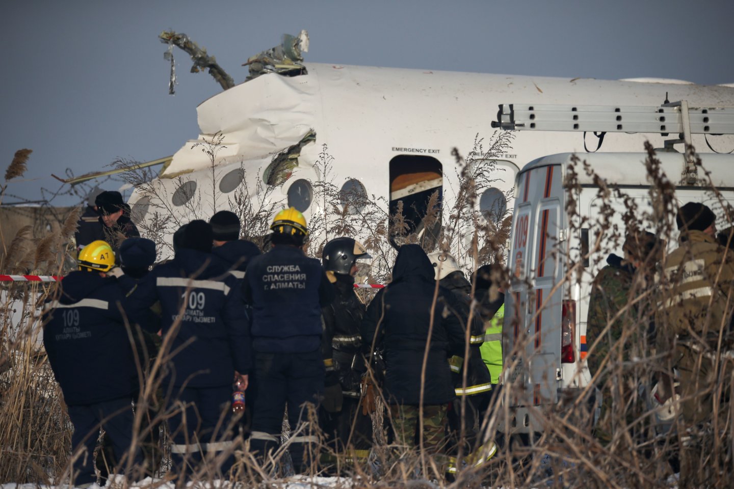 Ankstyvą penktadienio rytą Kazachstane nukrito lėktuvas, kuriuo skrido 100 žmonių. Kaip praneša BBC, lėktuvas nukrito vos pakilęs iš oro uosto Almatoje. Gelbėjimo tarnybos praneša apie 15 žmonių žūtį.  <br> Scanpix/Reuters nuotr.