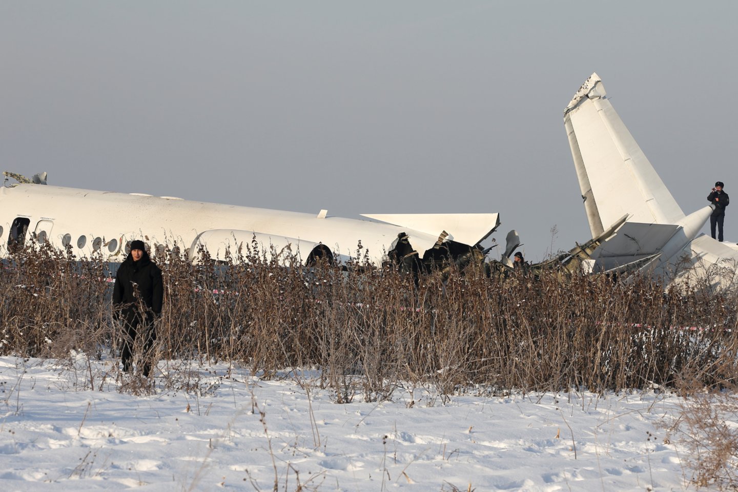Ankstyvą penktadienio rytą Kazachstane nukrito lėktuvas, kuriuo skrido 100 žmonių. Kaip praneša BBC, lėktuvas nukrito vos pakilęs iš oro uosto Almatoje. Gelbėjimo tarnybos praneša apie 15 žmonių žūtį.  <br> Reuters/Scanpix nuotr.