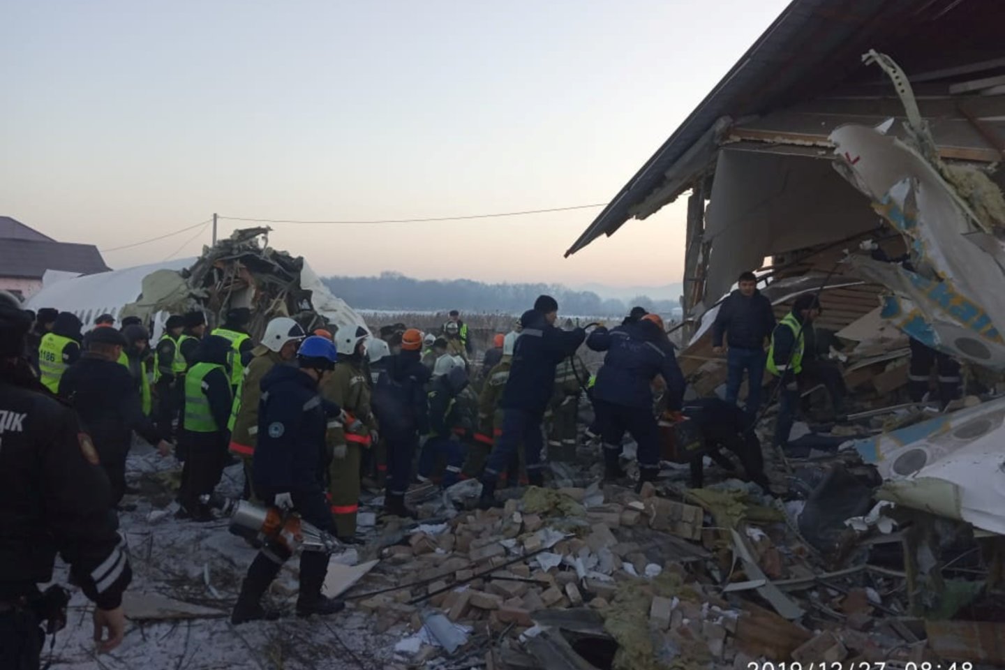 Ankstyvą penktadienio rytą Kazachstane nukrito lėktuvas, kuriuo skrido 100 žmonių. Kaip praneša BBC, lėktuvas nukrito vos pakilęs iš oro uosto Almatoje. Gelbėjimo tarnybos praneša apie 15 žmonių žūtį.  <br> Reuters/Scanpix nuotr.