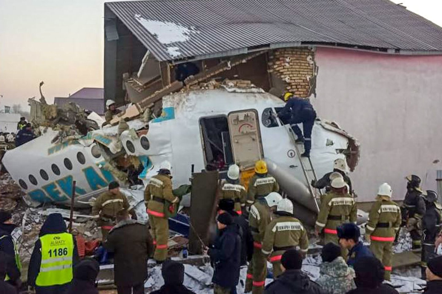  Ankstyvą penktadienio rytą Kazachstane nukrito lėktuvas, kuriuo skrido 100 žmonių. Kaip praneša BBC, lėktuvas nukrito vos pakilęs iš oro uosto Almatoje. Gelbėjimo tarnybos praneša apie 15 žmonių žūtį.  <br>AFP/Scanpix nuotr.