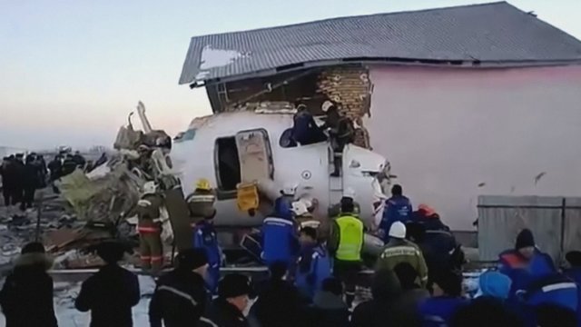 Vaizdai iš įvykio vietos: vos pakilęs nukrito keleivinis lėktuvas, yra žuvusiųjų