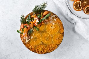 Apverstas apelsinų ir rikotos pyragas taps tikra stalo puošmena